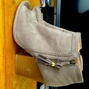 cute ope toe booties- size 9!